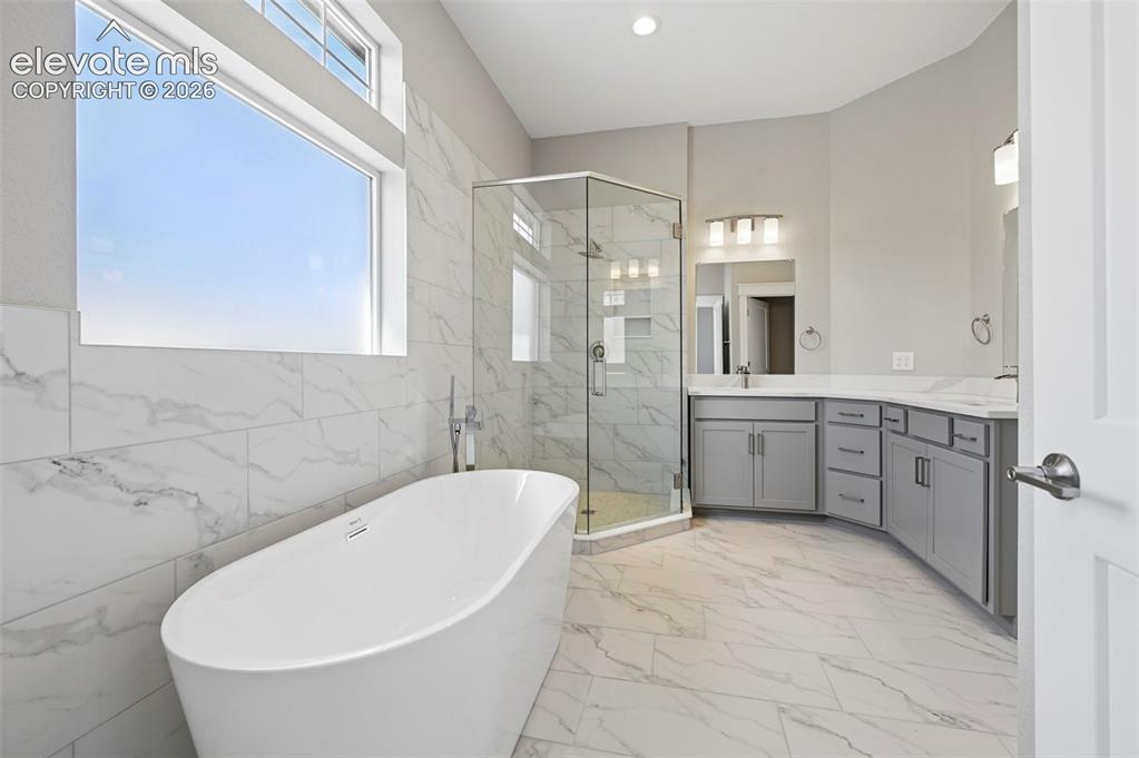 Image 18 of 40: Bathroom