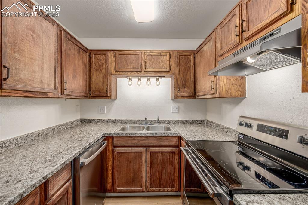 Image 10 of 27: Kitchen