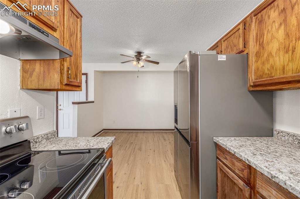 Image 11 of 27: Kitchen