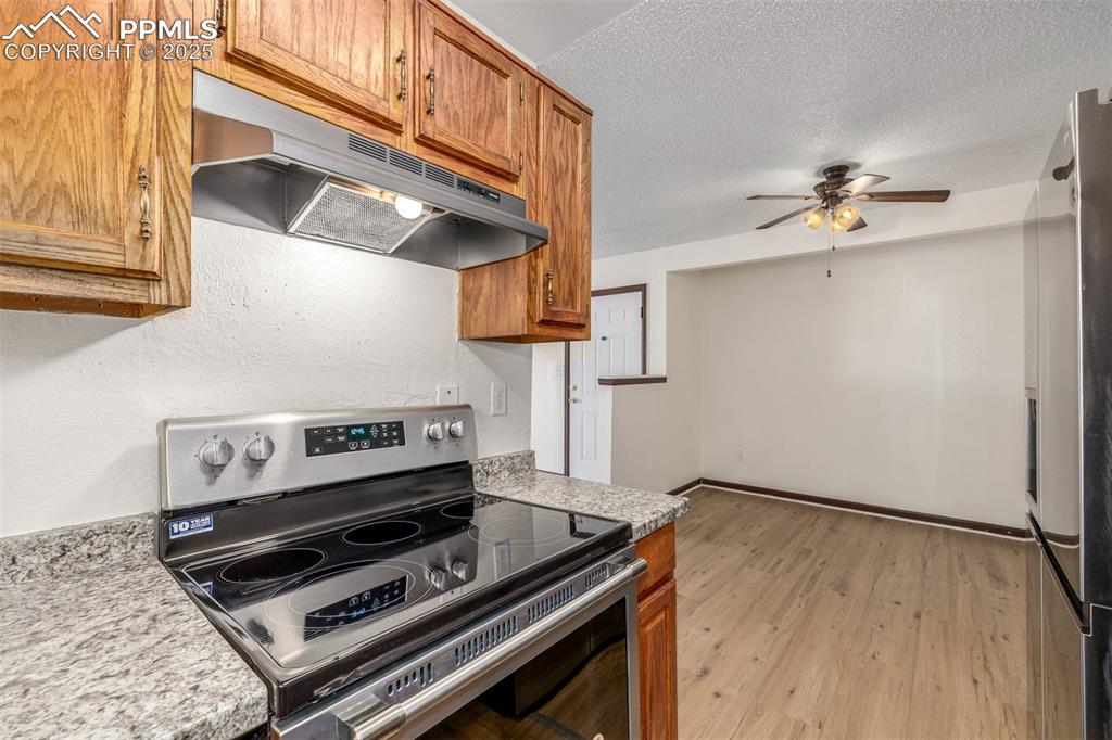 Image 12 of 27: Kitchen