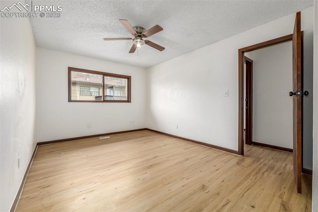 Image 14 of 27: Bedroom