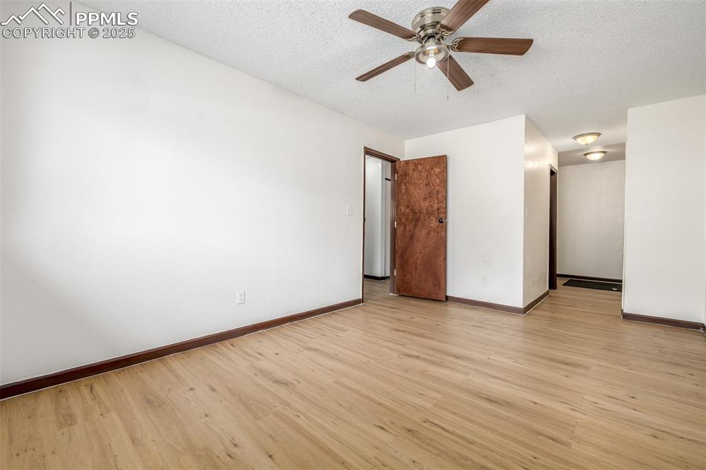 Image 16 of 27: Bedroom