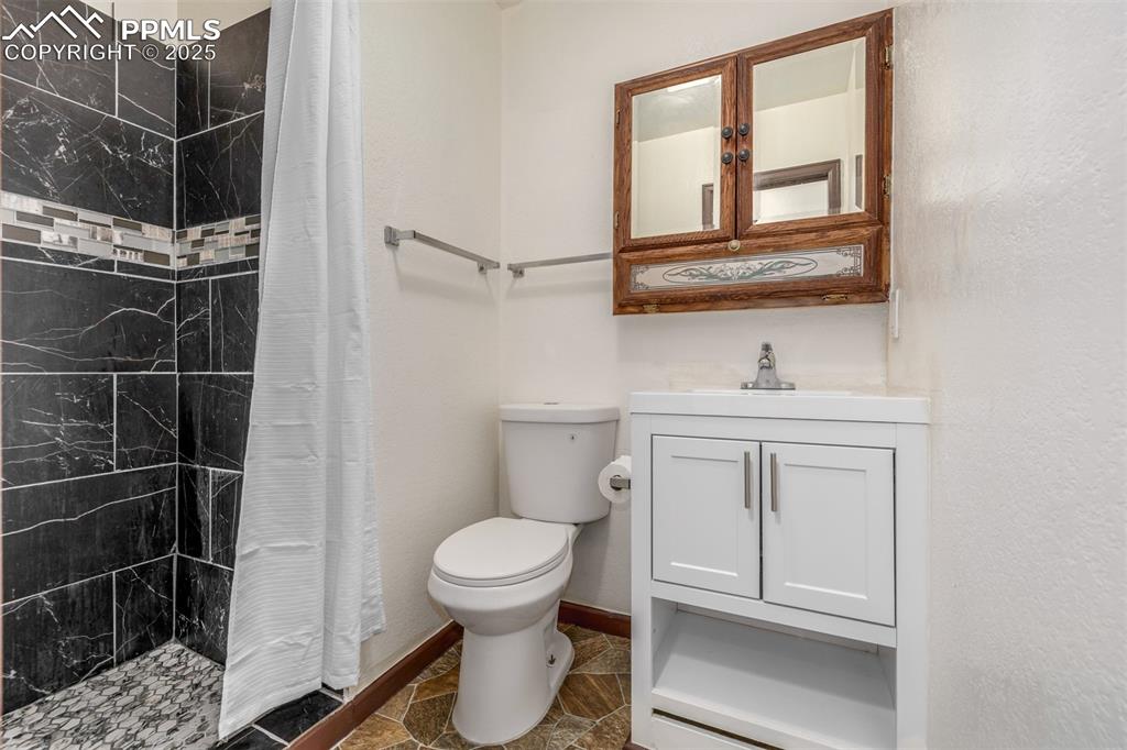 Image 17 of 27: Bathroom