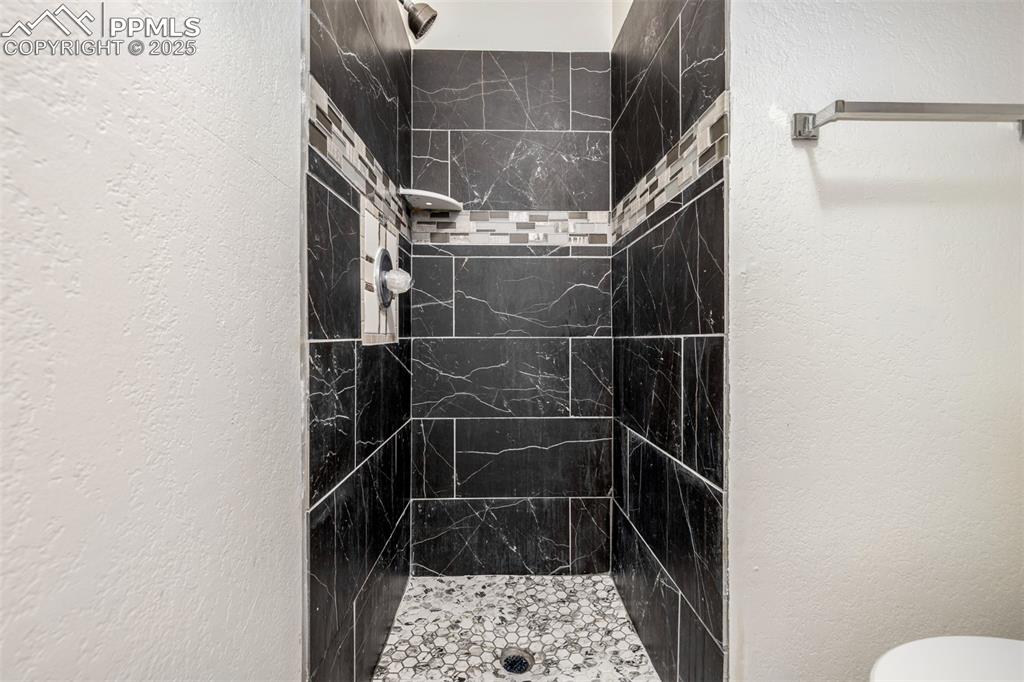 Image 18 of 27: Bathroom