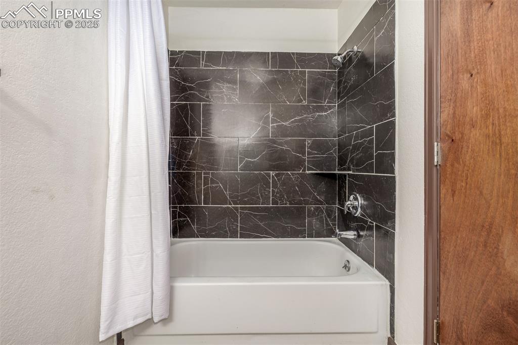 Image 23 of 27: Bathroom