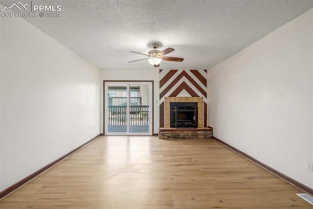 Image 4 of 27: Living Room