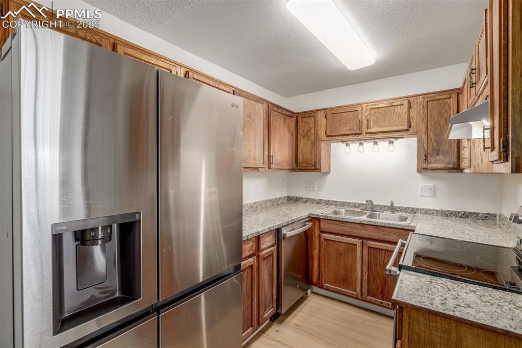 Image 9 of 27: Kitchen