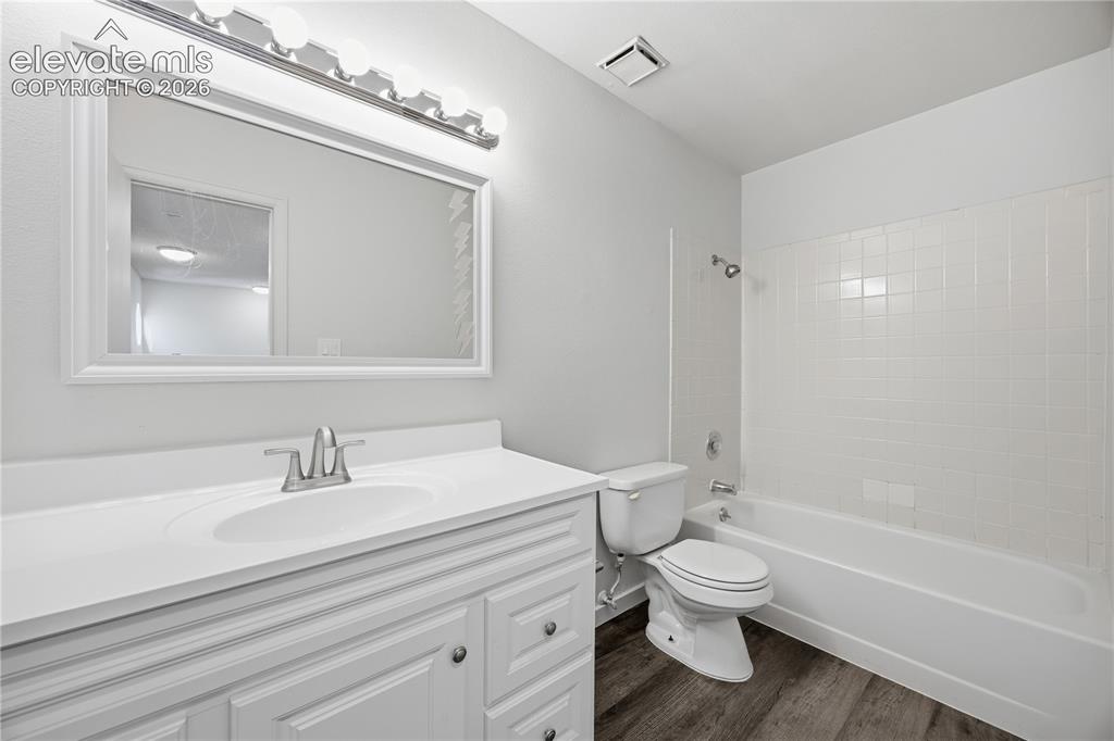 Image 33 of 37: Bathroom