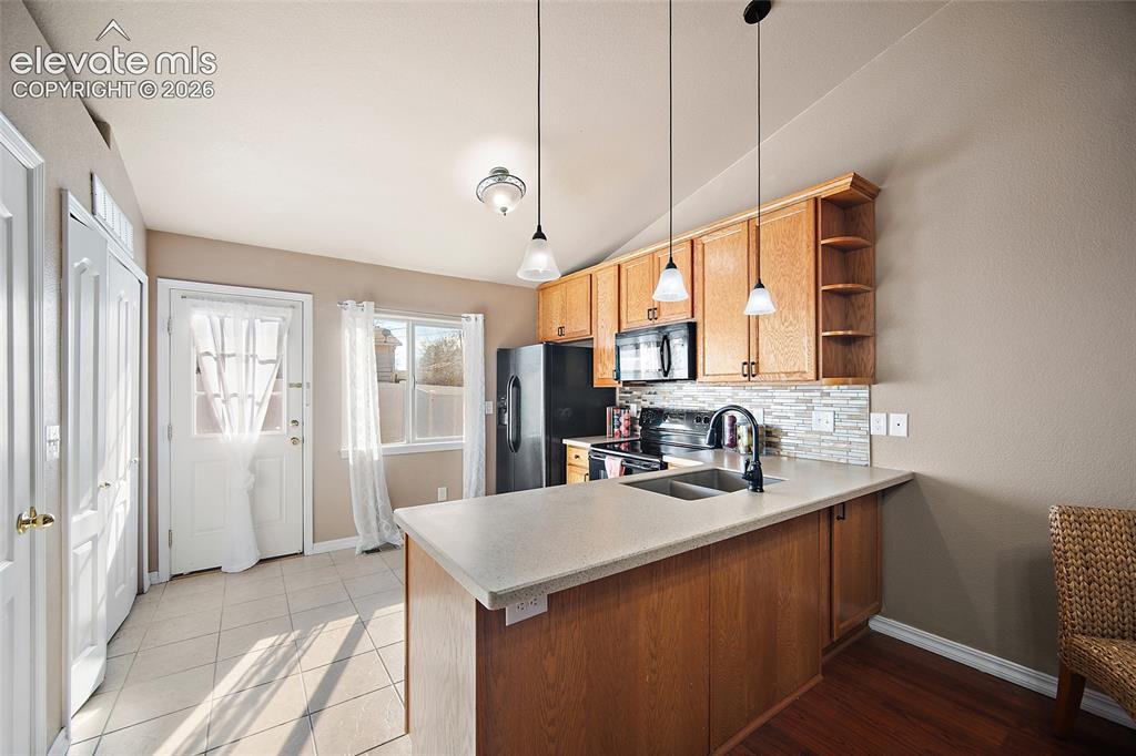 Image 13 of 40: Kitchen