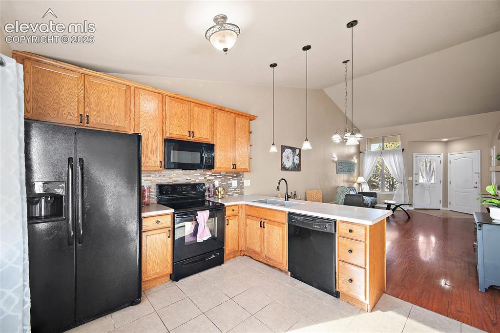 Image 15 of 40: Kitchen