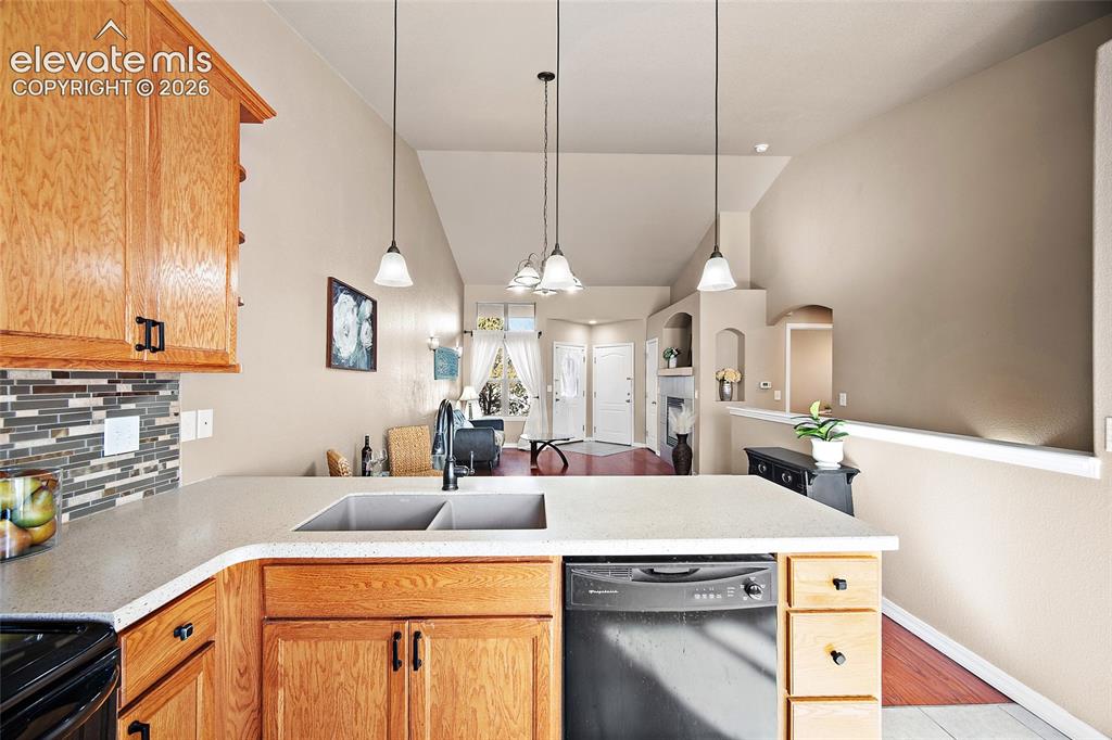 Image 16 of 40: Kitchen
