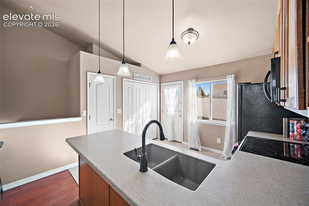 Image 19 of 40: Kitchen