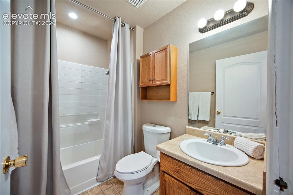 Image 22 of 40: Bathroom