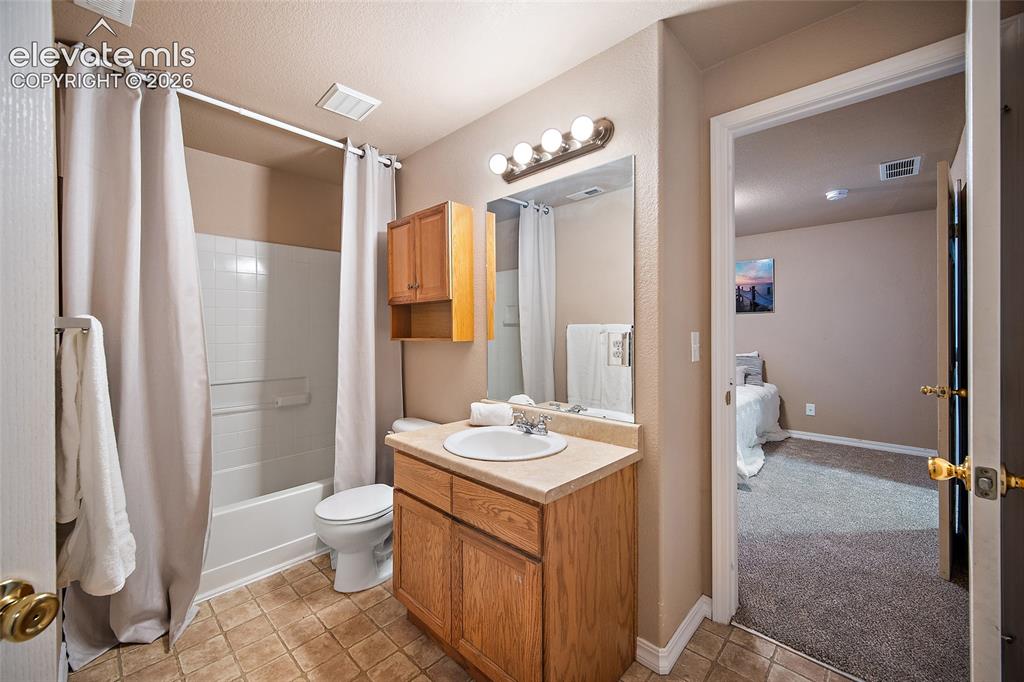 Image 33 of 40: Bathroom