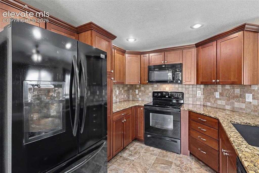 Image 11 of 34: Kitchen