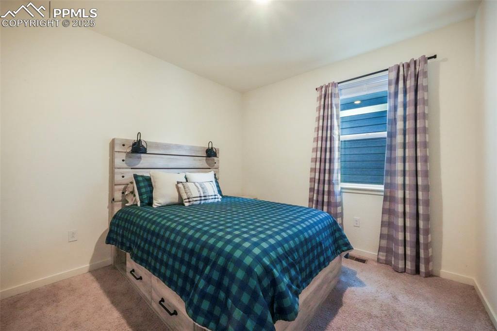 Image 10 of 50: Bedroom