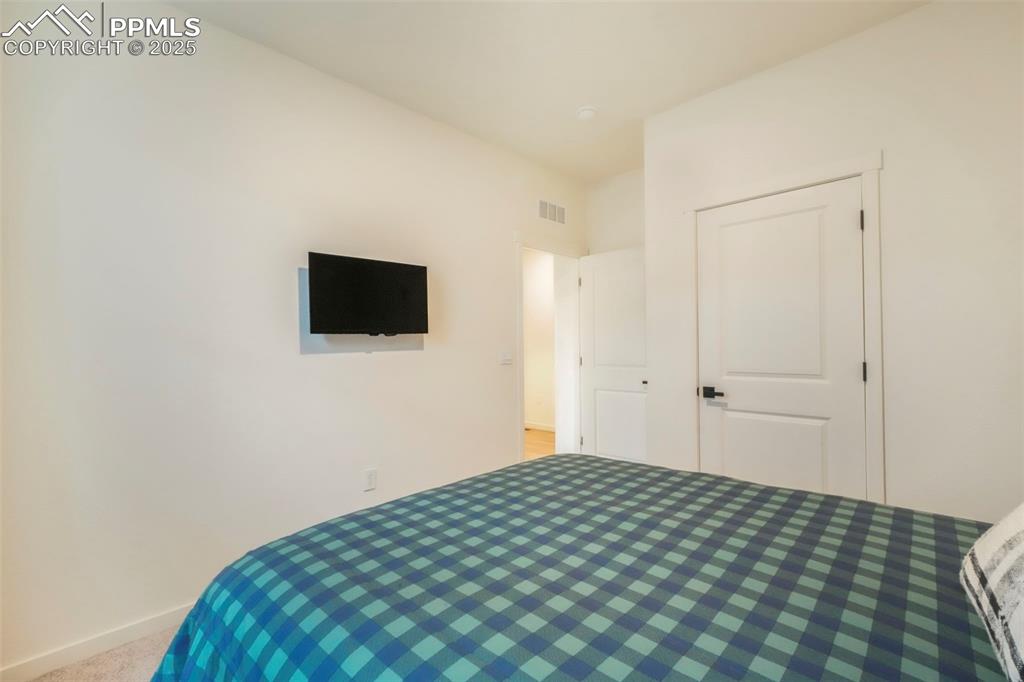 Image 12 of 50: Bedroom