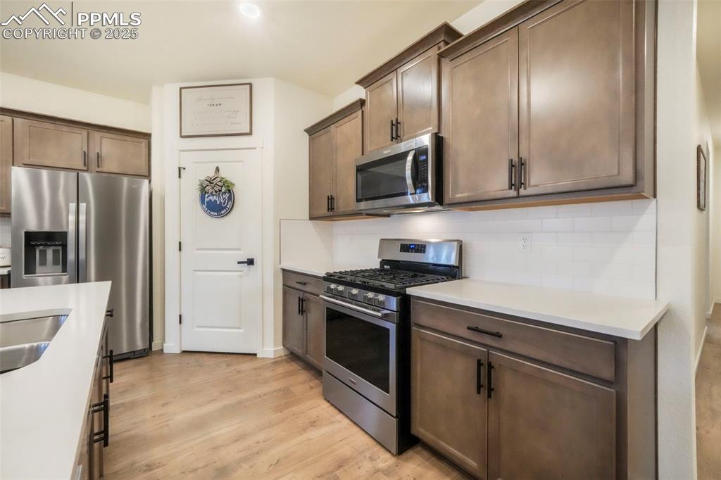 Image 15 of 50: Kitchen