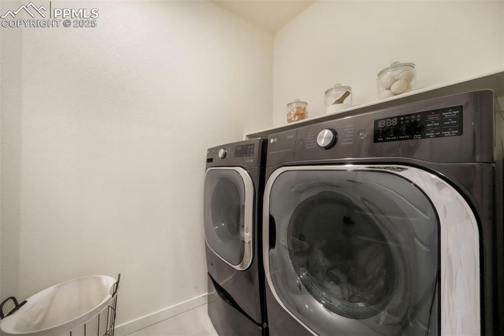 Image 21 of 50: Laundry