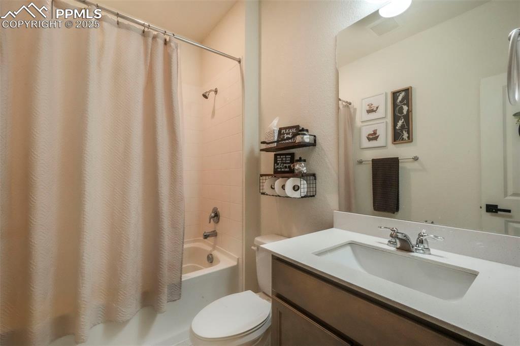 Image 9 of 50: Bathroom