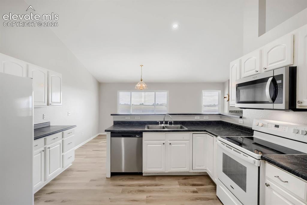 Image 10 of 31: Kitchen