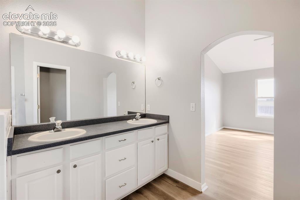 Image 19 of 31: Bathroom
