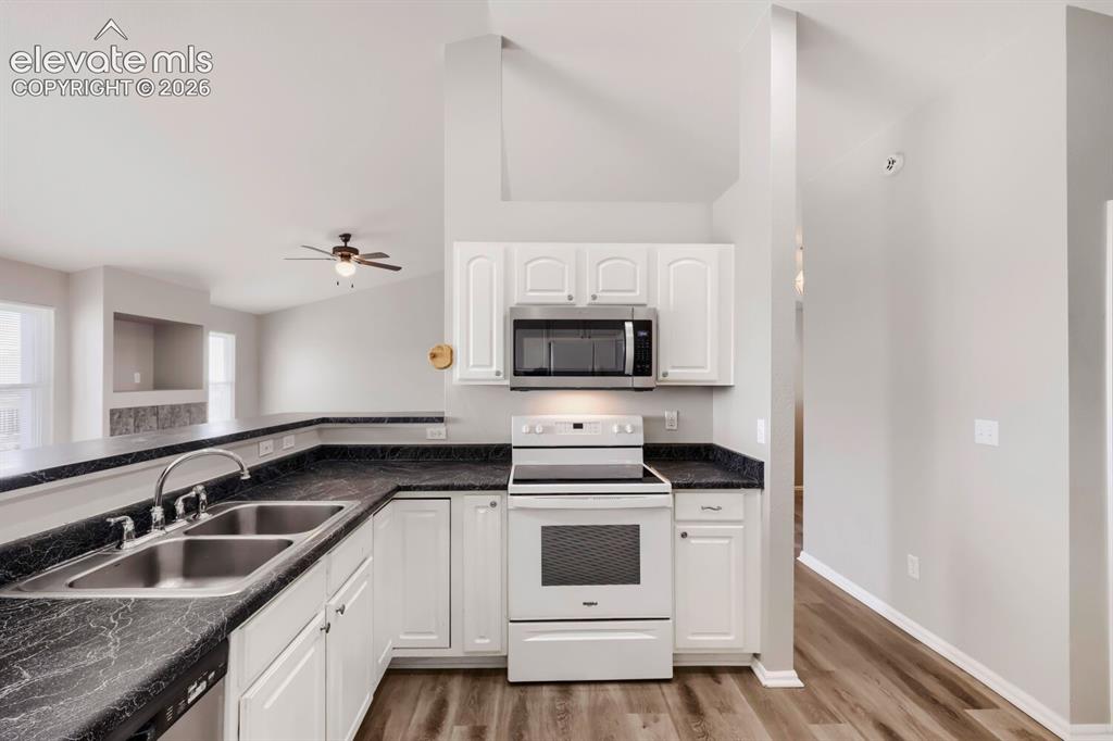 Image 9 of 31: Kitchen