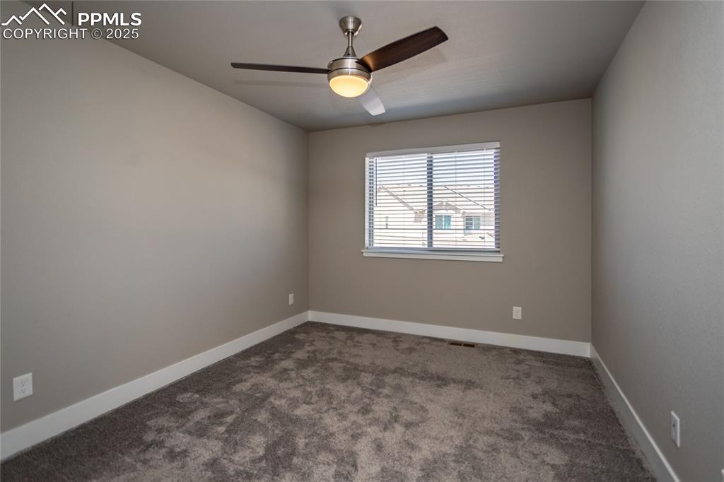 Image 18 of 25: Bedroom