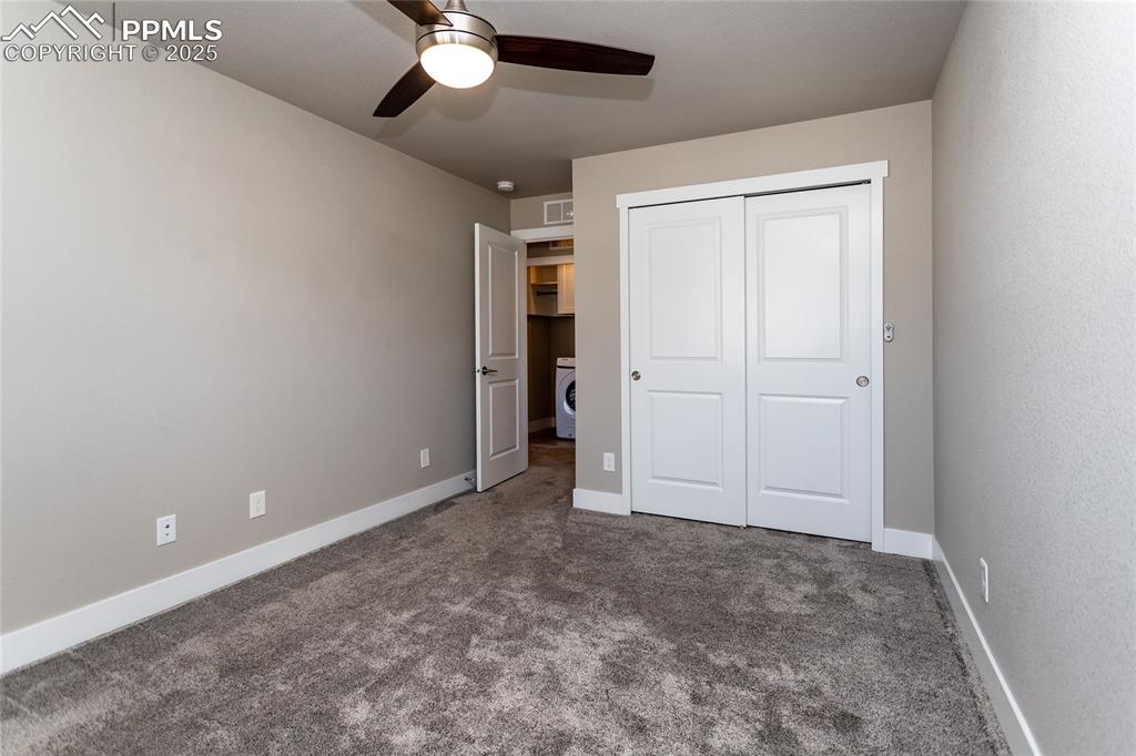 Image 19 of 25: Bedroom