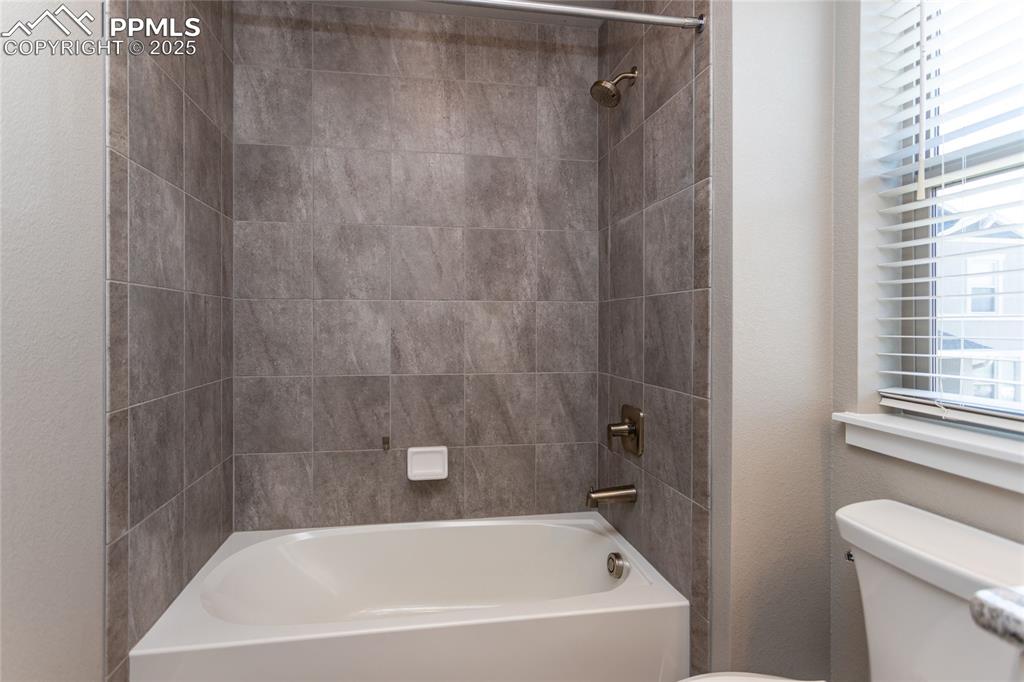 Image 21 of 25: Bathroom