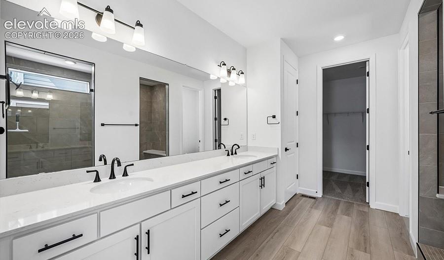 Image 16 of 27: Bathroom