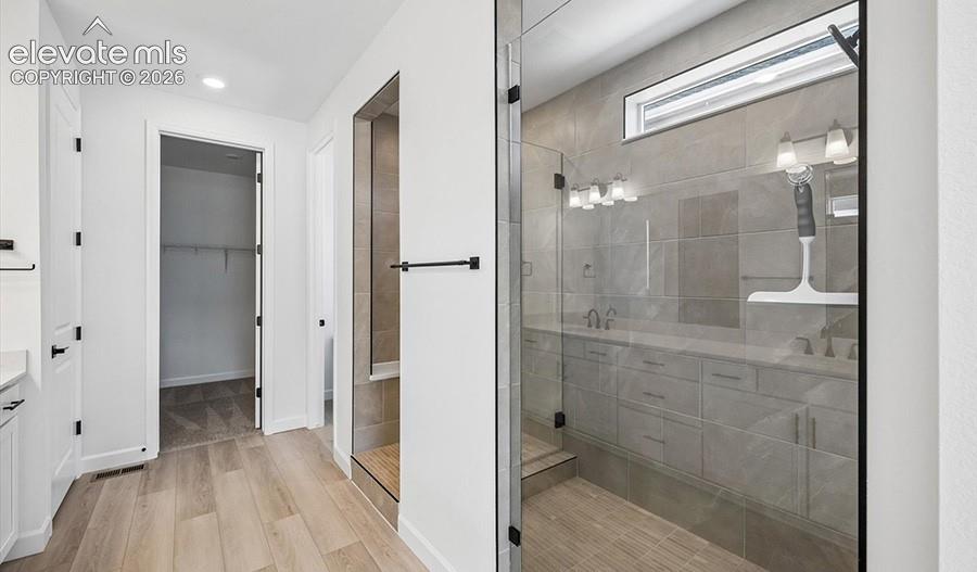 Image 17 of 27: Bathroom
