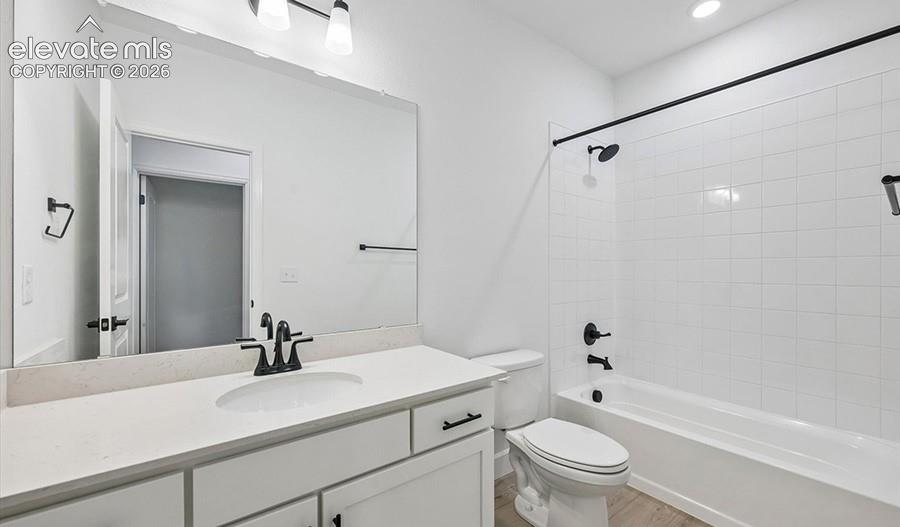 Image 22 of 27: Bathroom