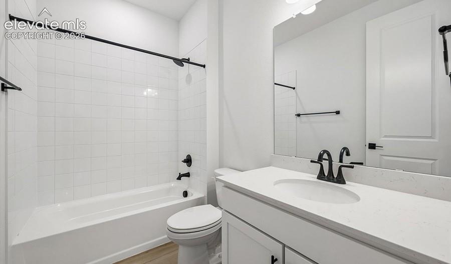 Image 4 of 27: Bathroom