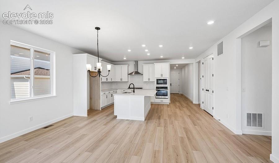 Image 7 of 27: Kitchen