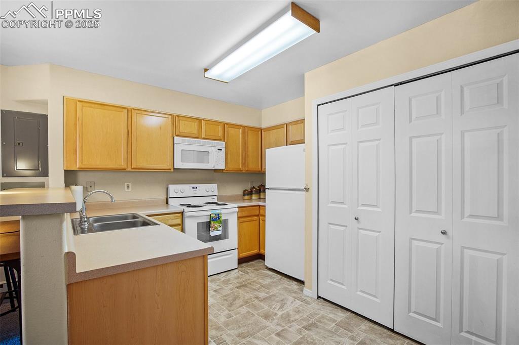 Image 19 of 29: Kitchen