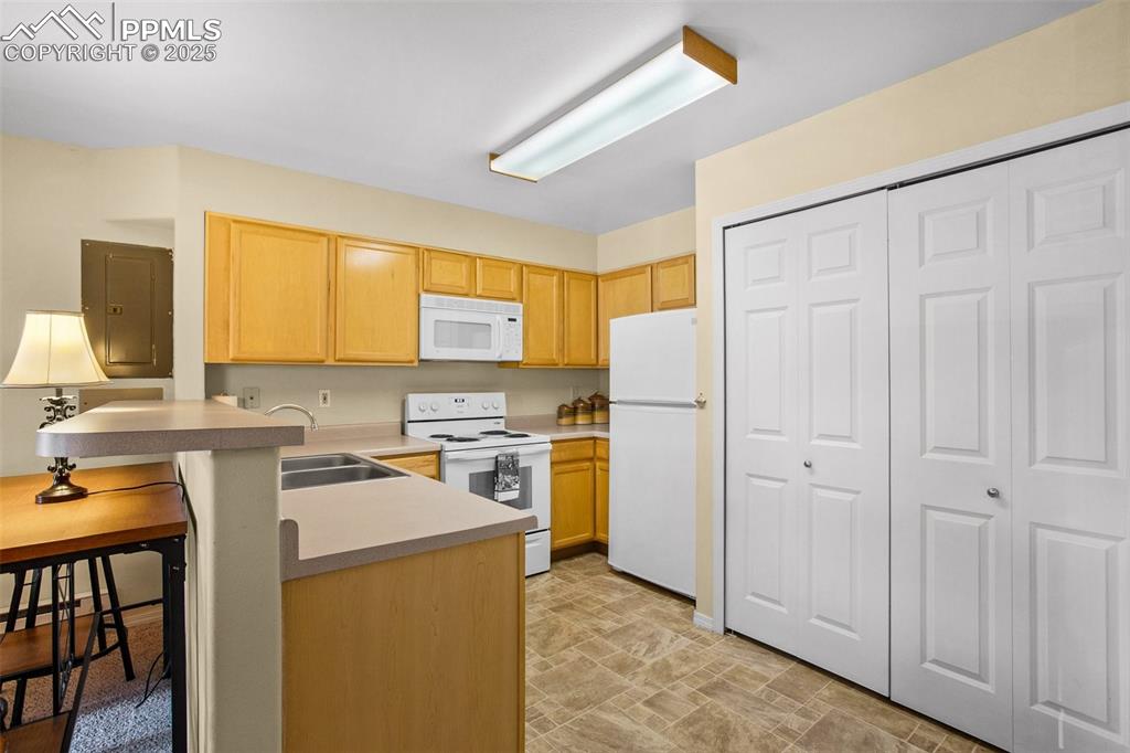 Image 20 of 29: Kitchen