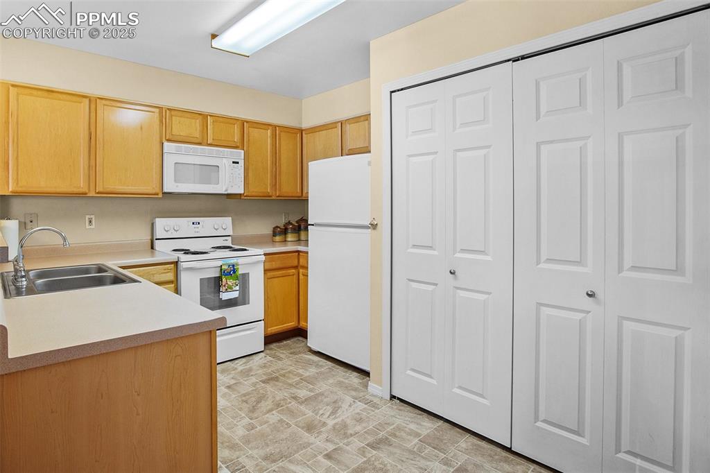Image 21 of 29: Kitchen