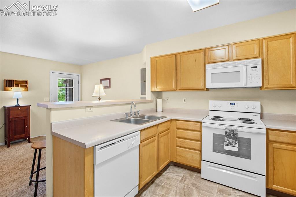 Image 22 of 29: Kitchen