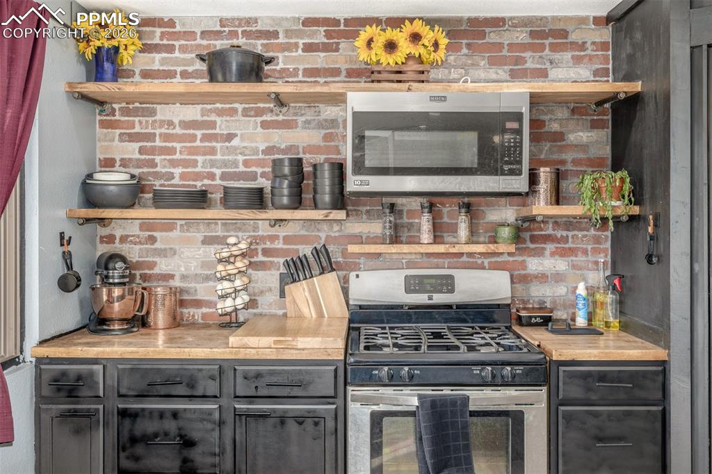 Image 13 of 50: Kitchen