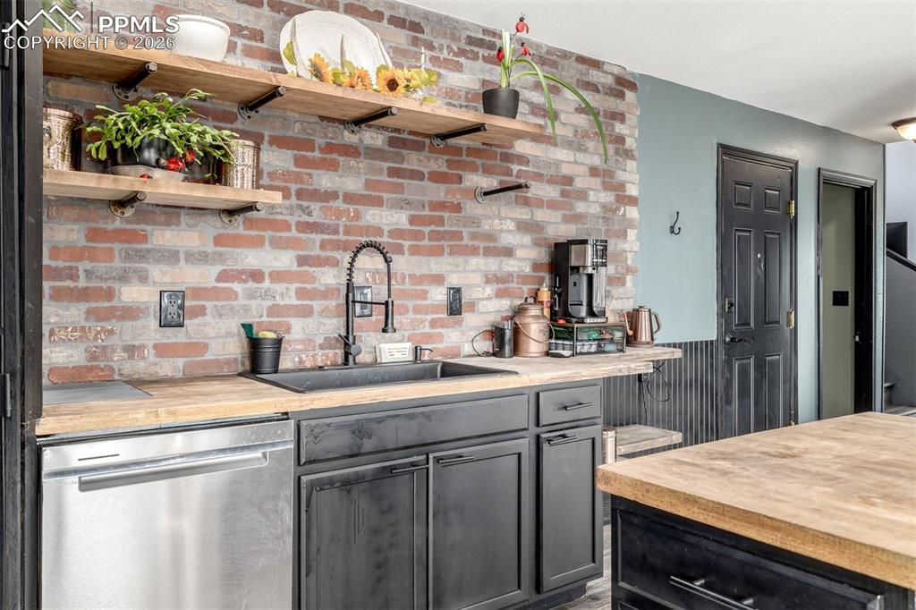 Image 14 of 50: Kitchen