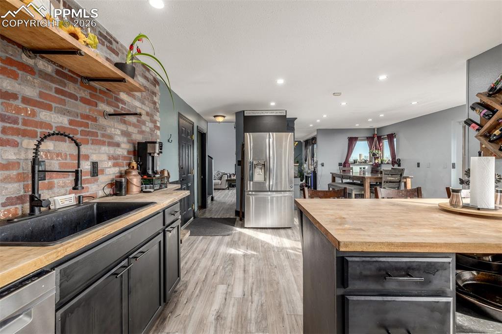 Image 15 of 50: Kitchen