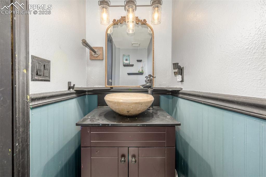 Image 16 of 50: Bathroom