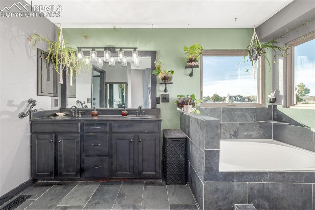 Image 22 of 50: Bathroom