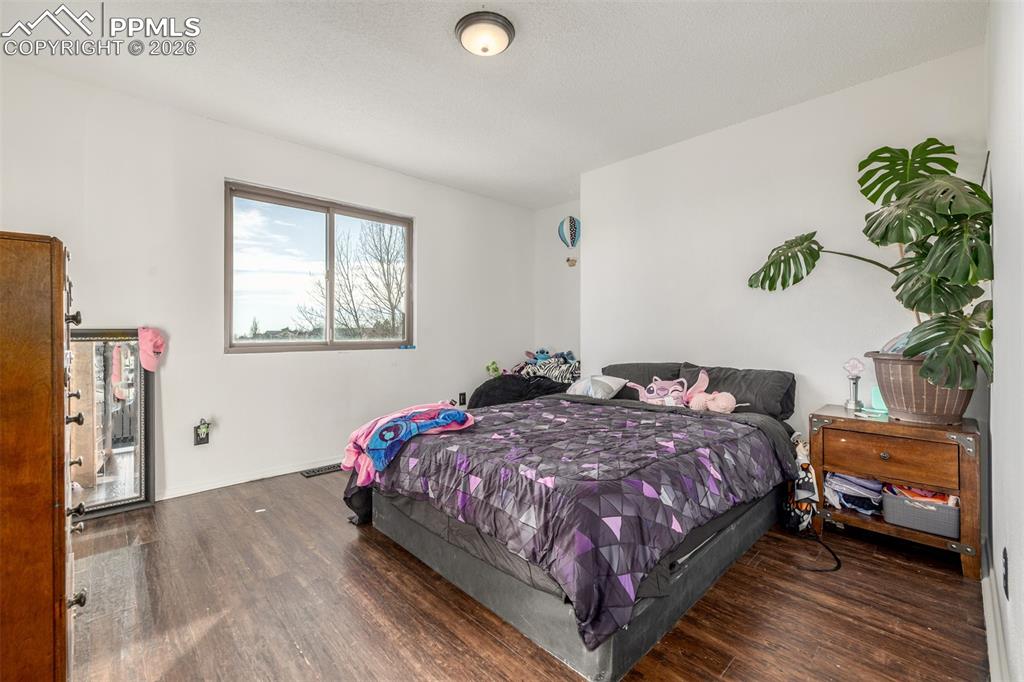 Image 28 of 50: Bedroom