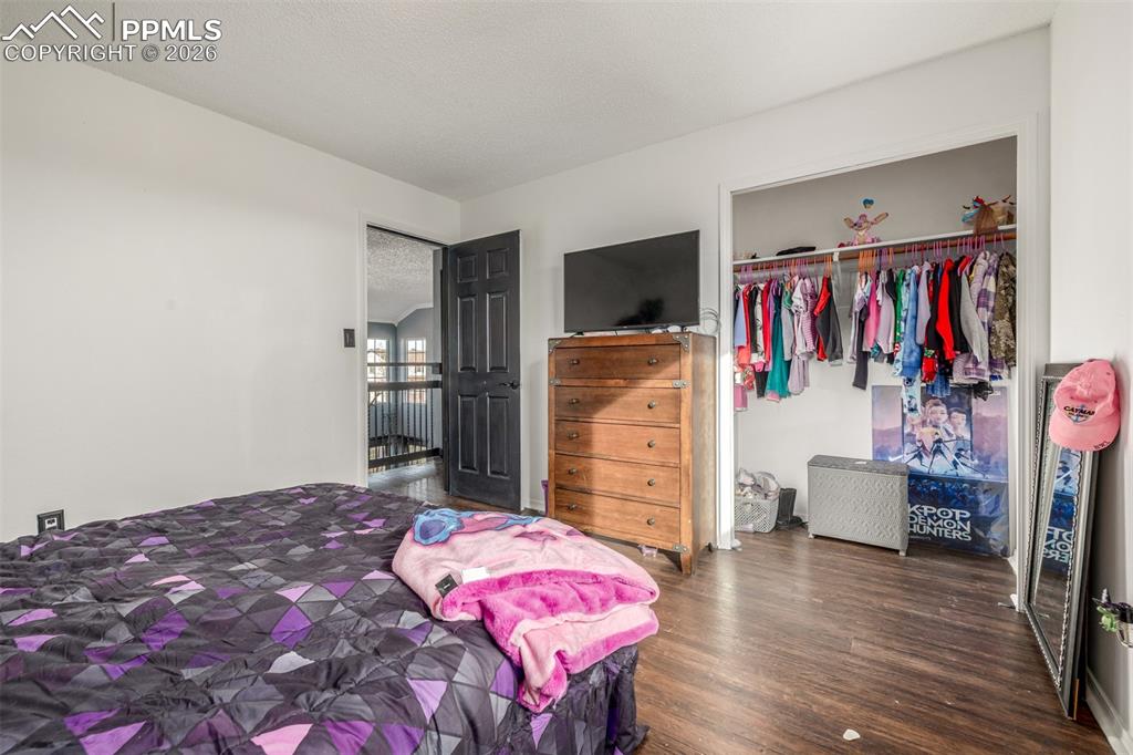 Image 29 of 50: Bedroom