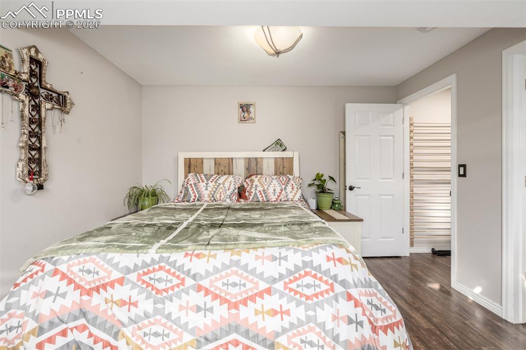 Image 31 of 50: Bedroom