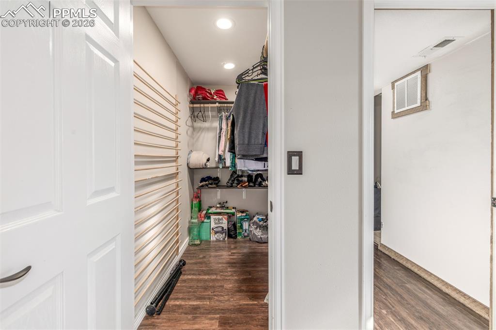 Image 32 of 50: Closet