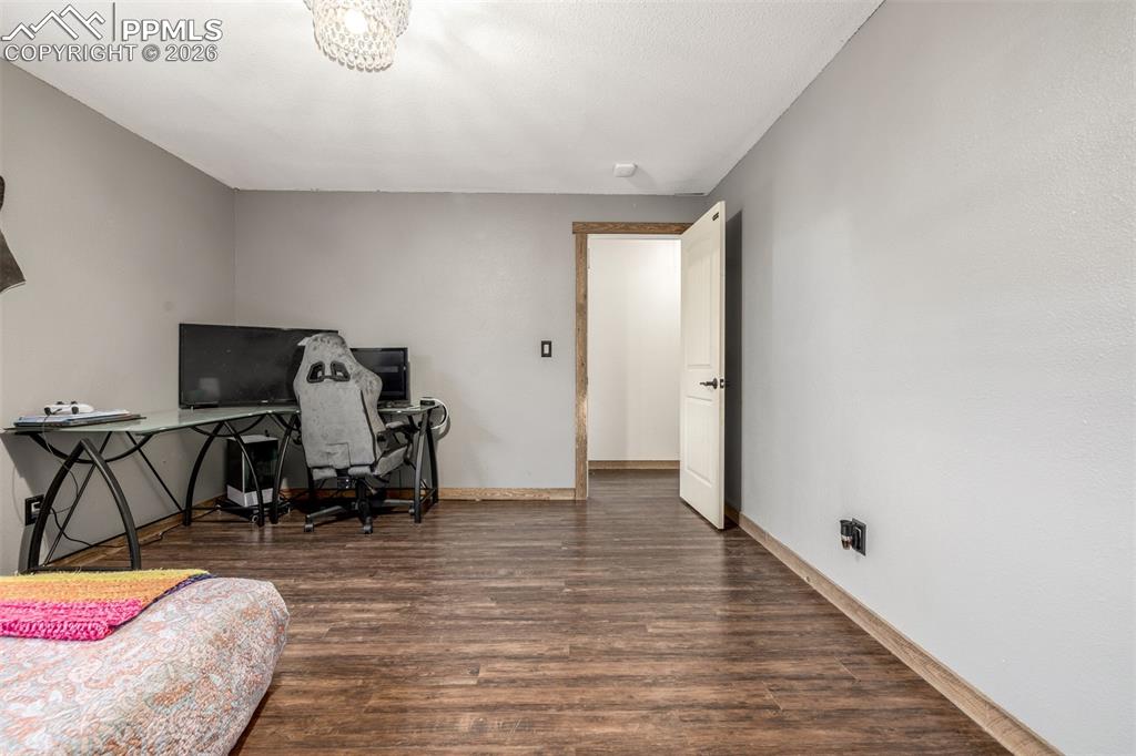 Image 34 of 50: Office