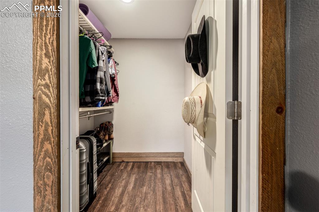 Image 35 of 50: Closet